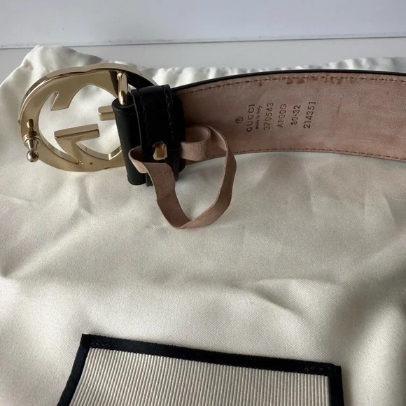 Gucci Black Coated Leather Gold Interlocking G Buckle Belt  display picture 2